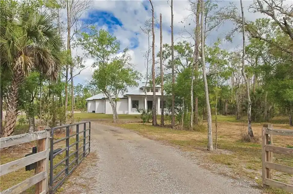 19401 Witts End, Alva